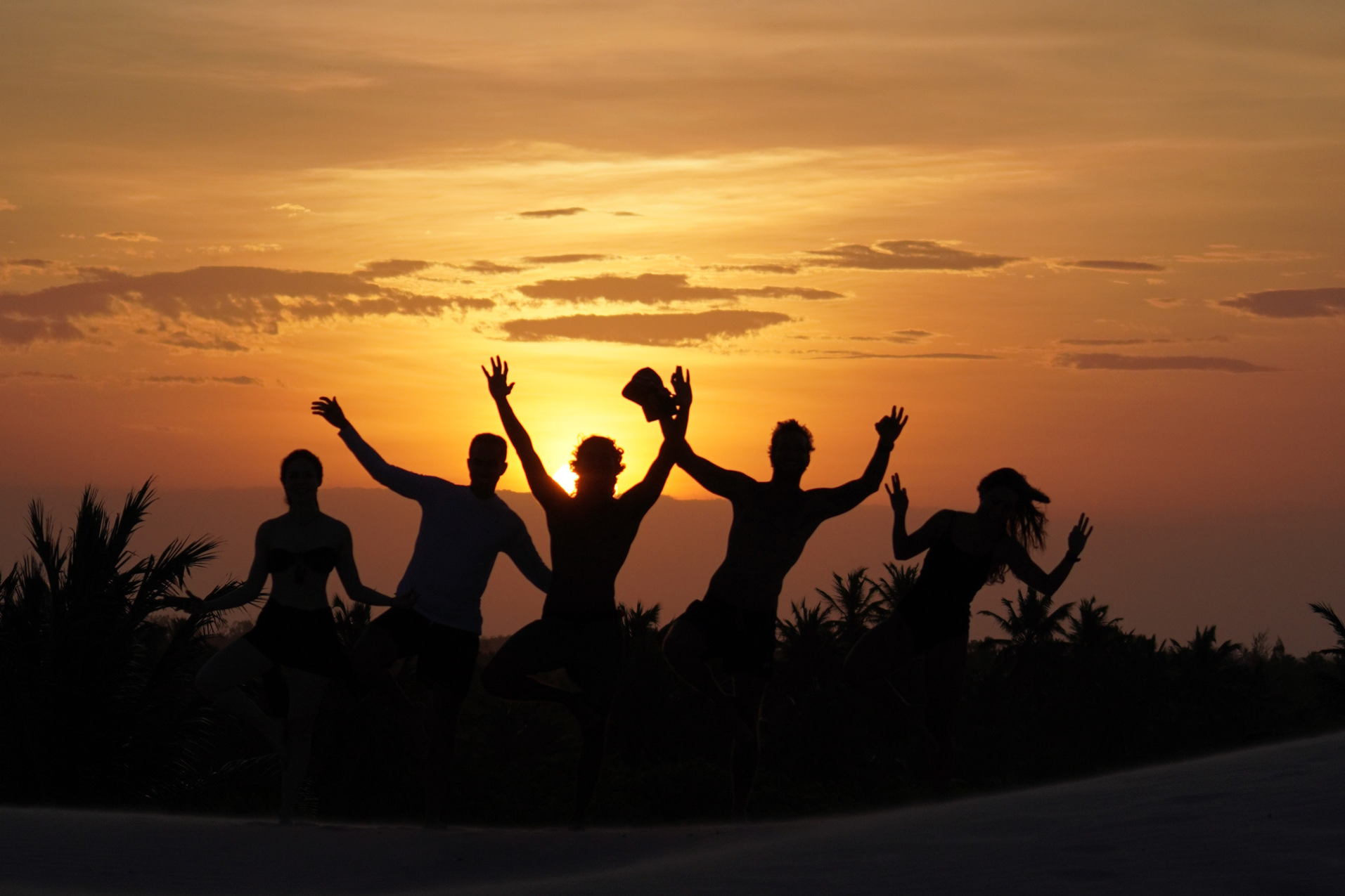 Alunos celebrando o pôr do sol nas dunas do Preá