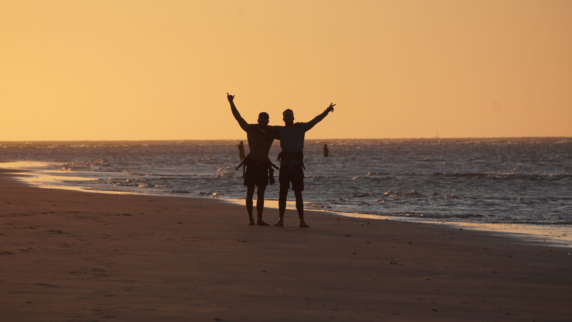 Alunos celebrando ao pôr do sol na praia do Preá